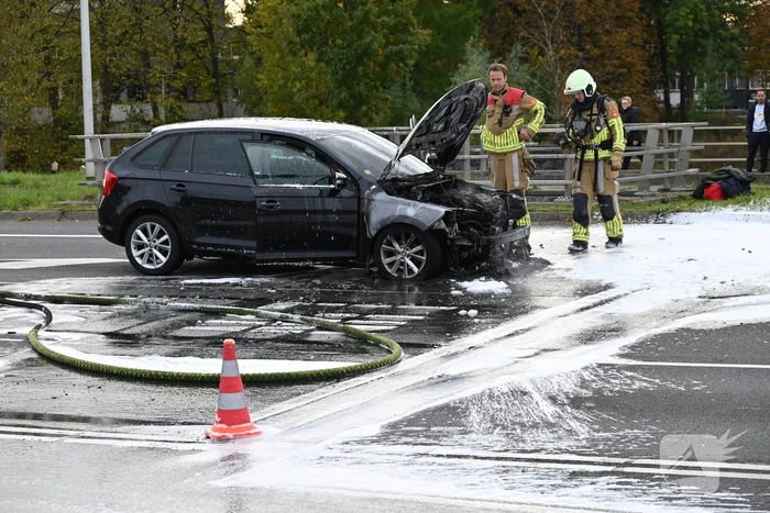 Brandweer blust brandende auto
