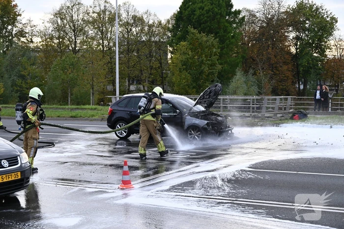 Brandweer blust brandende auto