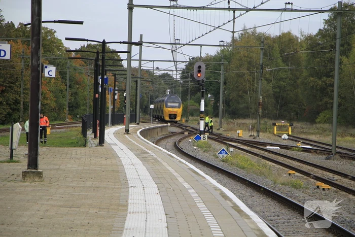 Persoon van spoor gehaald bij station