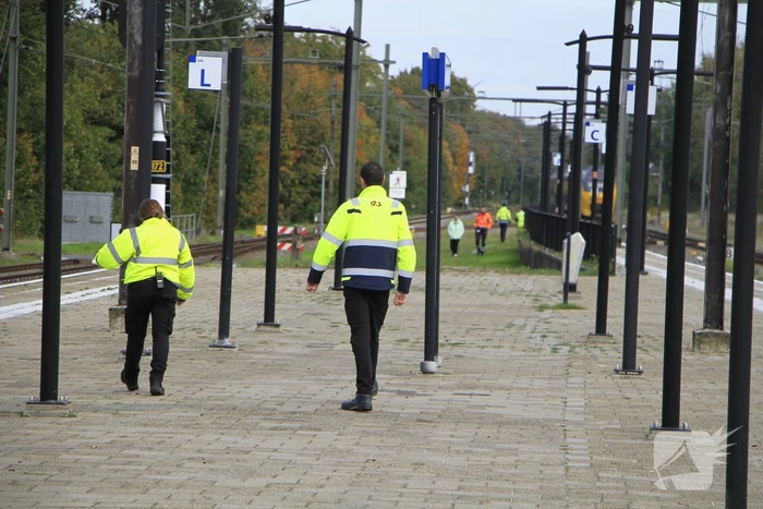 Persoon van spoor gehaald bij station