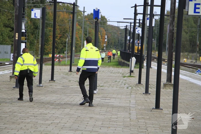 Persoon van spoor gehaald bij station