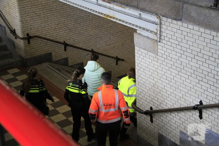 Persoon van spoor gehaald bij station