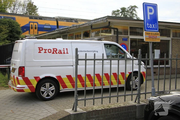 Persoon van spoor gehaald bij station