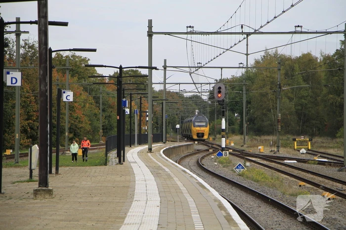 Persoon van spoor gehaald bij station