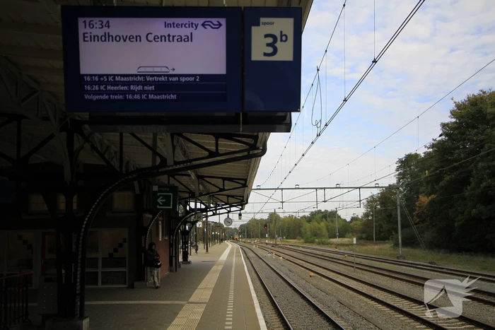 Persoon van spoor gehaald bij station