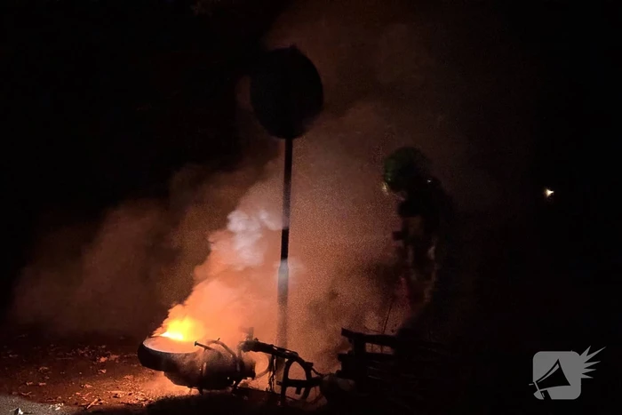Scooter volledig verwoest door brand