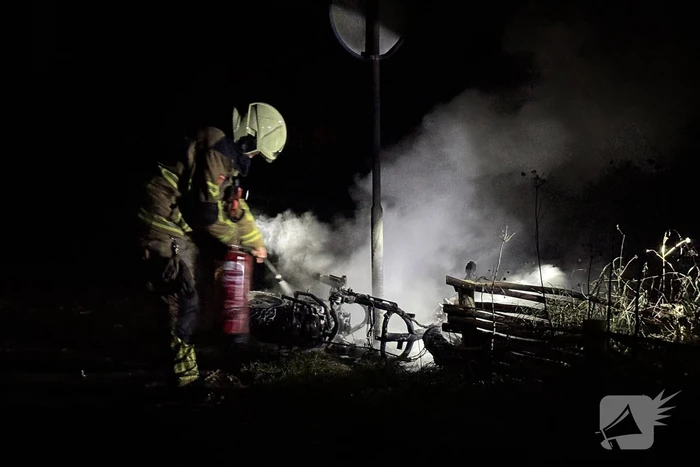 Scooter volledig verwoest door brand