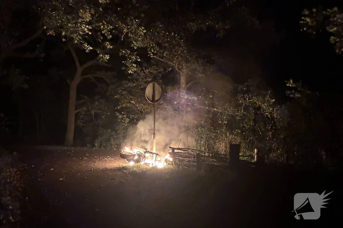 Scooter volledig verwoest door brand