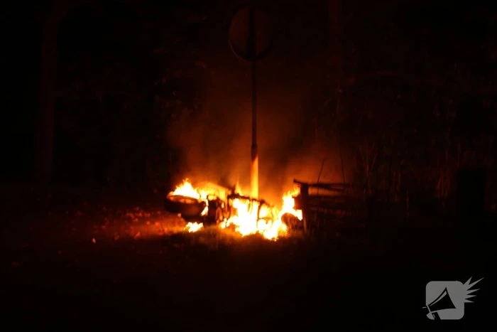 Scooter volledig verwoest door brand