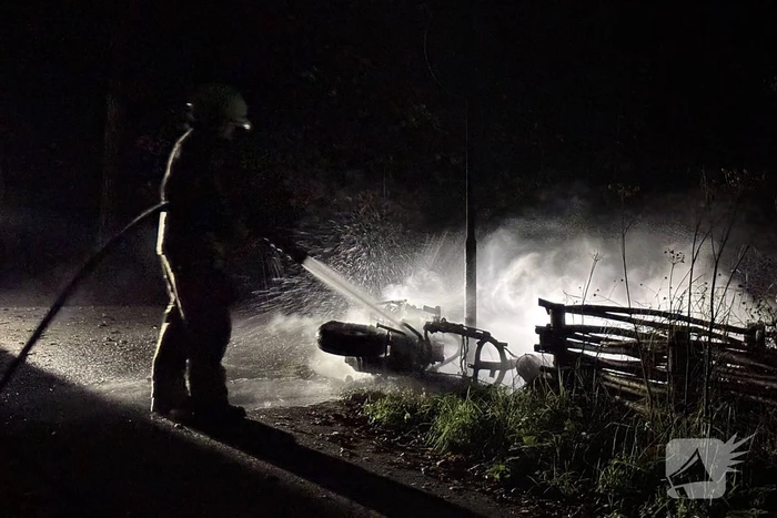 Scooter volledig verwoest door brand