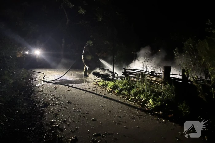 Scooter volledig verwoest door brand