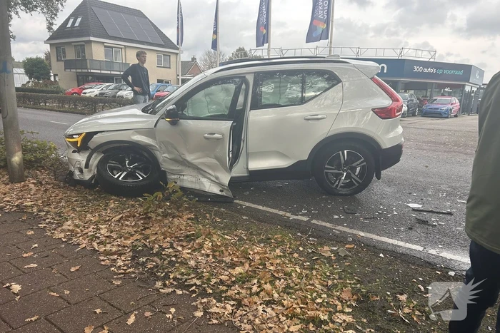 Auto's zwaar beschadigd na ongeluk