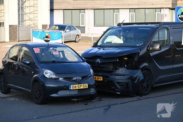 Ongeval veroorzaakt flinke autoschade