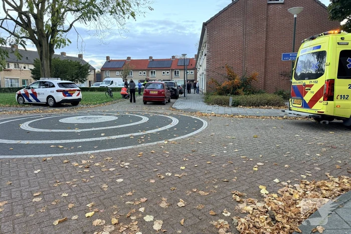 Auto botst op geparkeerde auto na ongeval
