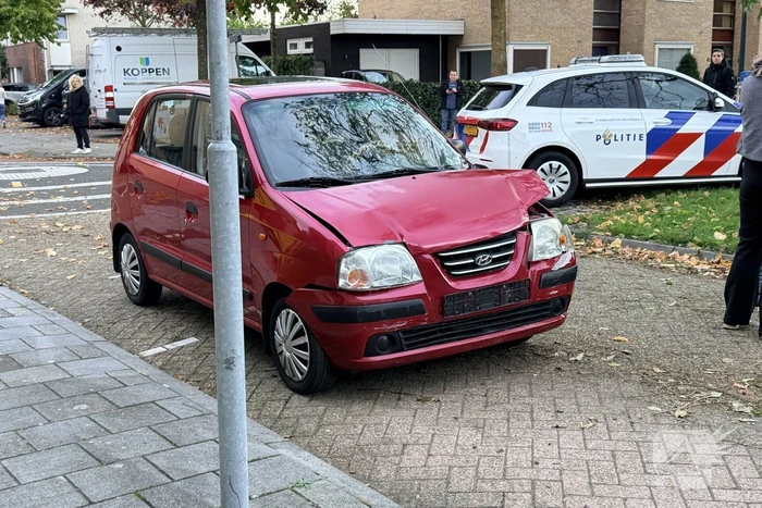 Auto botst op geparkeerde auto na ongeval
