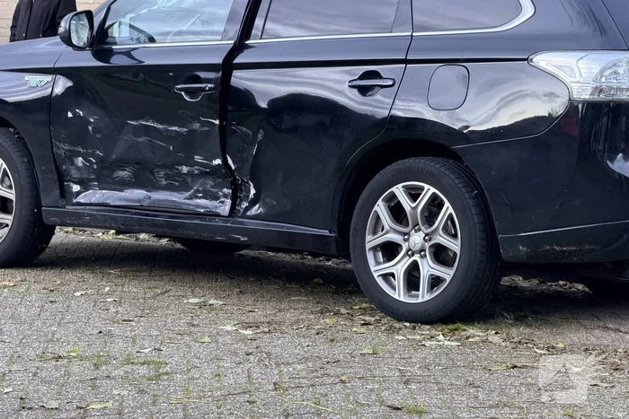Auto botst op geparkeerde auto na ongeval