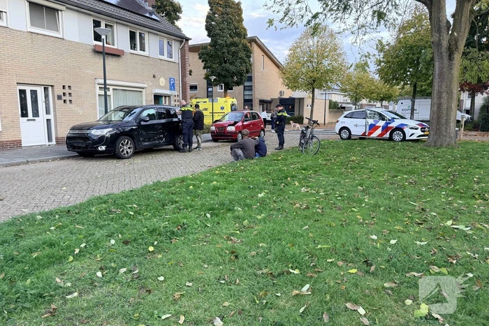 Auto botst op geparkeerde auto na ongeval