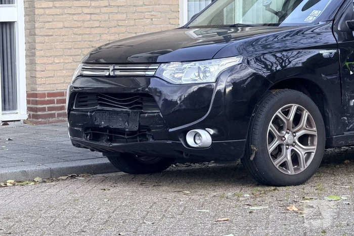 Auto botst op geparkeerde auto na ongeval