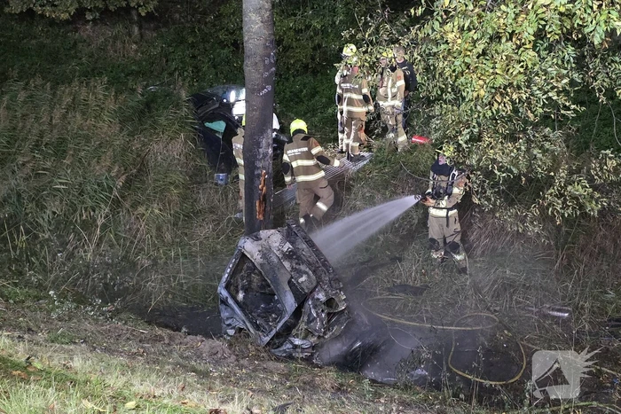 Voertuig breekt in tweeÃ«n en vliegt in brand na ongeval, bestuurder zwaargewond