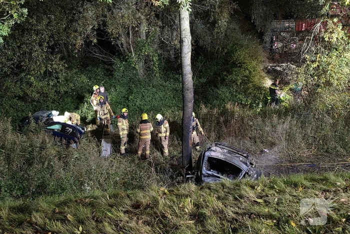Voertuig breekt in tweeÃ«n en vliegt in brand na ongeval, bestuurder zwaargewond