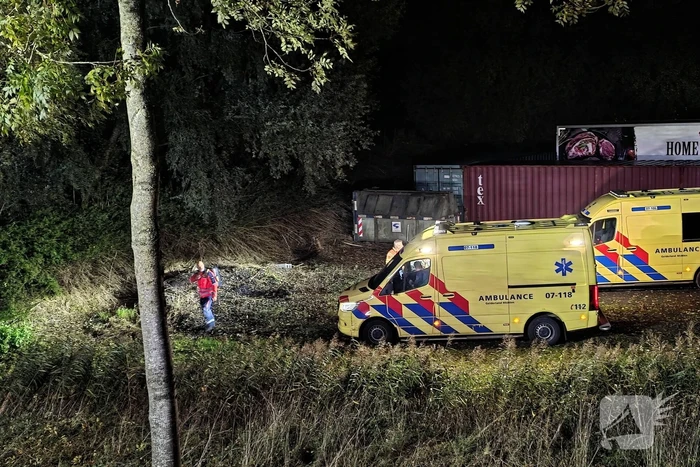 Voertuig breekt in tweeÃ«n en vliegt in brand na ongeval, bestuurder zwaargewond