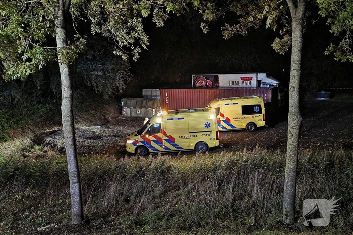 Voertuig breekt in tweeÃ«n en vliegt in brand na ongeval, bestuurder zwaargewond