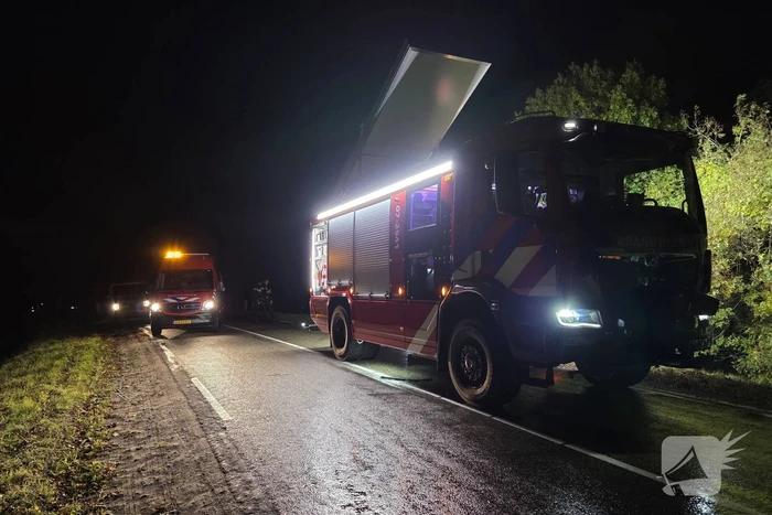 Voertuig breekt in tweeÃ«n en vliegt in brand na ongeval, bestuurder zwaargewond