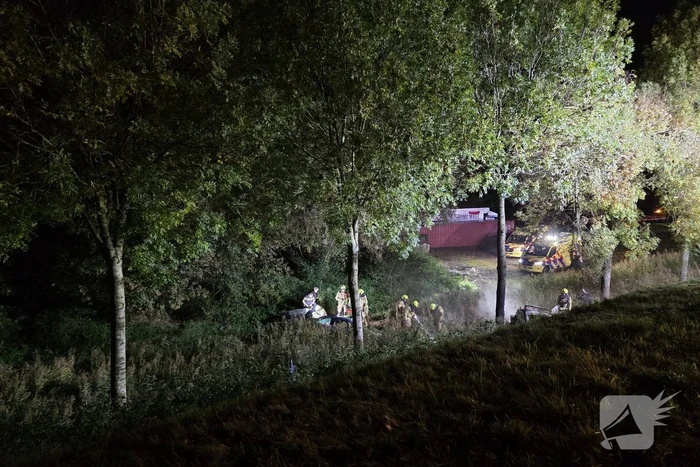 Voertuig breekt in tweeÃ«n en vliegt in brand na ongeval, bestuurder zwaargewond