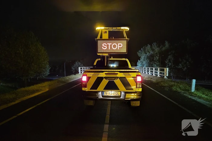 Voertuig breekt in tweeÃ«n en vliegt in brand na ongeval, bestuurder zwaargewond