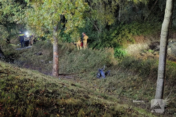 Voertuig breekt in tweeÃ«n en vliegt in brand na ongeval, bestuurder zwaargewond