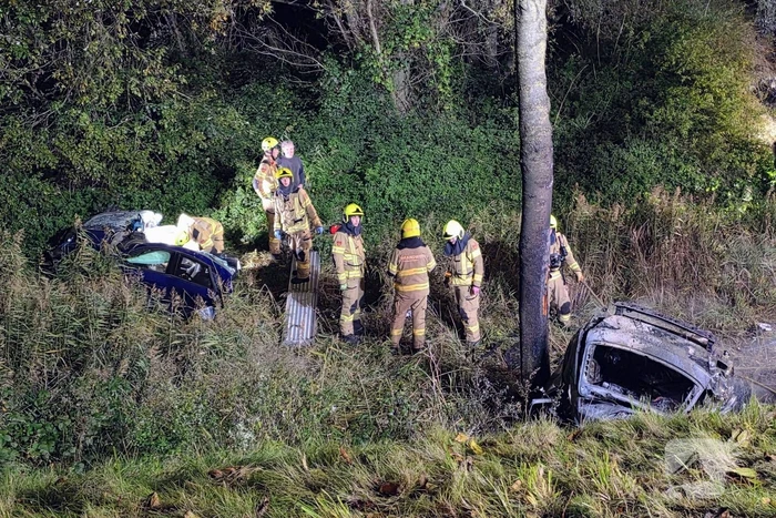 Voertuig breekt in tweeÃ«n en vliegt in brand na ongeval, bestuurder zwaargewond