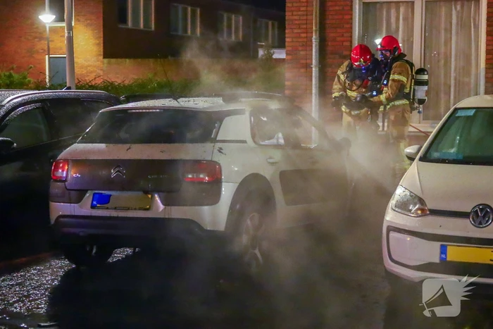 Brand in auto veroorzaakt schade aan omliggende voertuigen