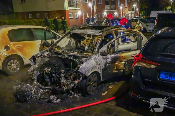 Brand in auto veroorzaakt schade aan omliggende voertuigen