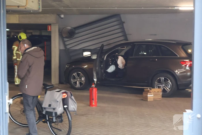 Auto crasht in parkeergarage