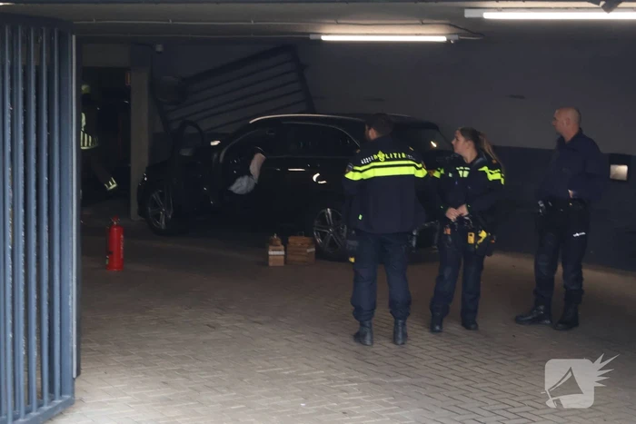 Auto crasht in parkeergarage