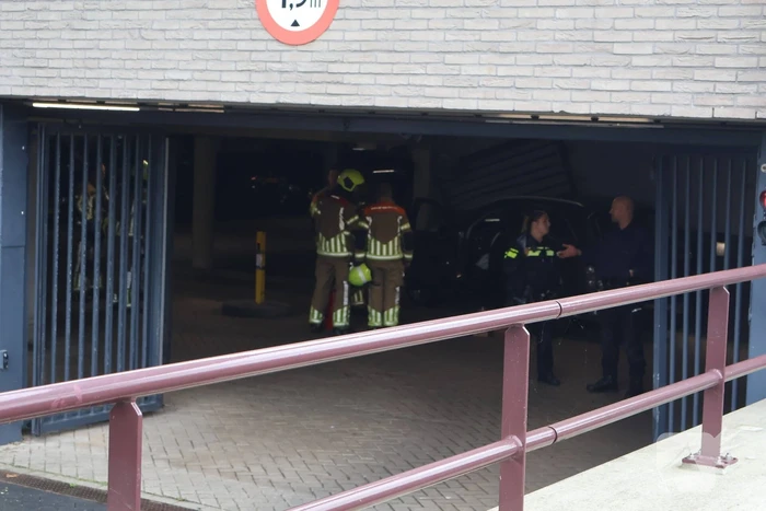 Auto crasht in parkeergarage
