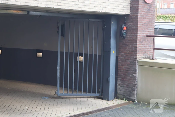 Auto crasht in parkeergarage