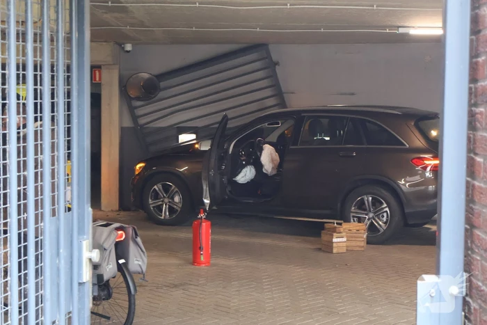 Auto crasht in parkeergarage