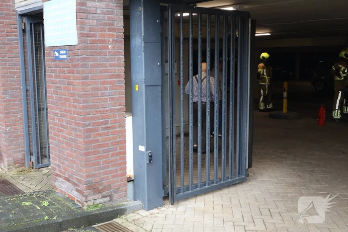 Auto crasht in parkeergarage