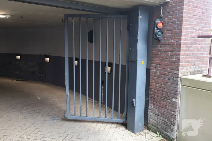 Auto crasht in parkeergarage