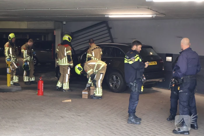 Auto crasht in parkeergarage