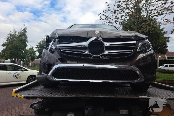 Auto crasht in parkeergarage