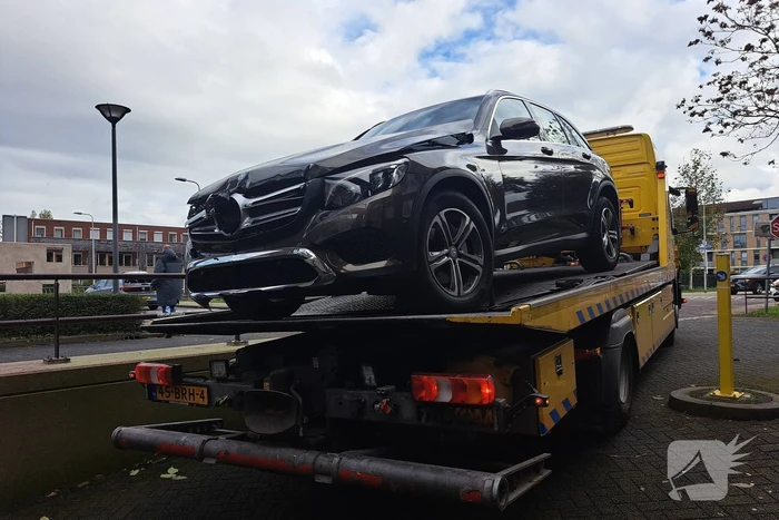 Auto crasht in parkeergarage