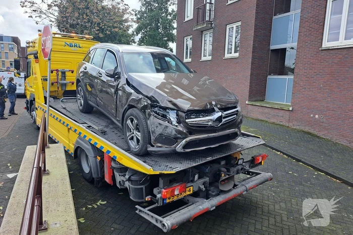 Auto crasht in parkeergarage