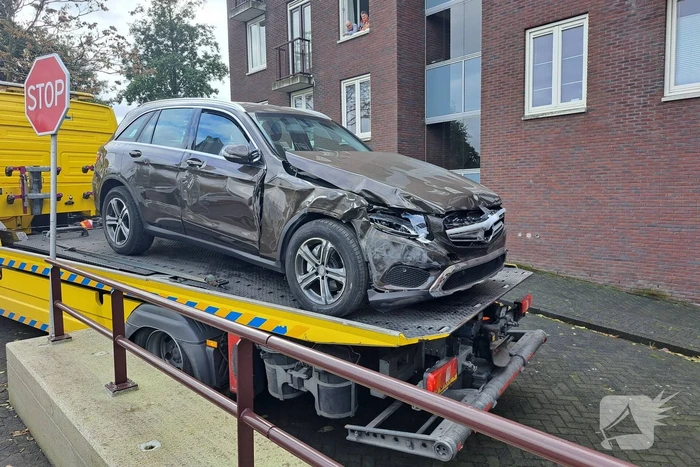 Auto crasht in parkeergarage