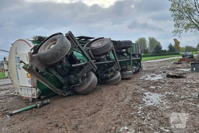 Vrachtwagen kantelt en beschadigt monument