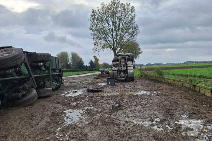 Vrachtwagen kantelt en beschadigt monument