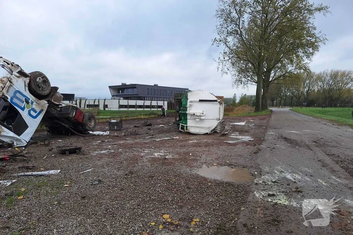 Vrachtwagen kantelt en beschadigt monument