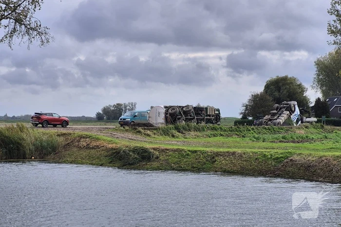 Vrachtwagen kantelt en beschadigt monument