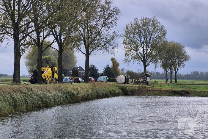 Vrachtwagen kantelt en beschadigt monument